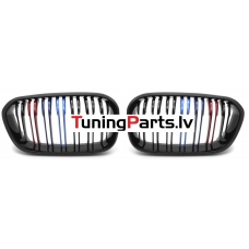 BMW F20/F21 (15-18) priekšējās restes melnas/glancētas dubultās 3 krāsu BMW F20/F21 (15-18) priekšējās restes melnas/glancētas dubultās 3 krāsu
